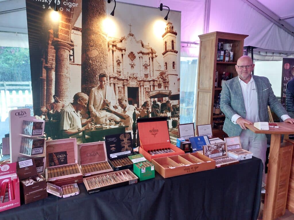 whisky & cigar salon beim Dressurturnier, mit einer breiten Auswahl an Zigarren und Single Malts.