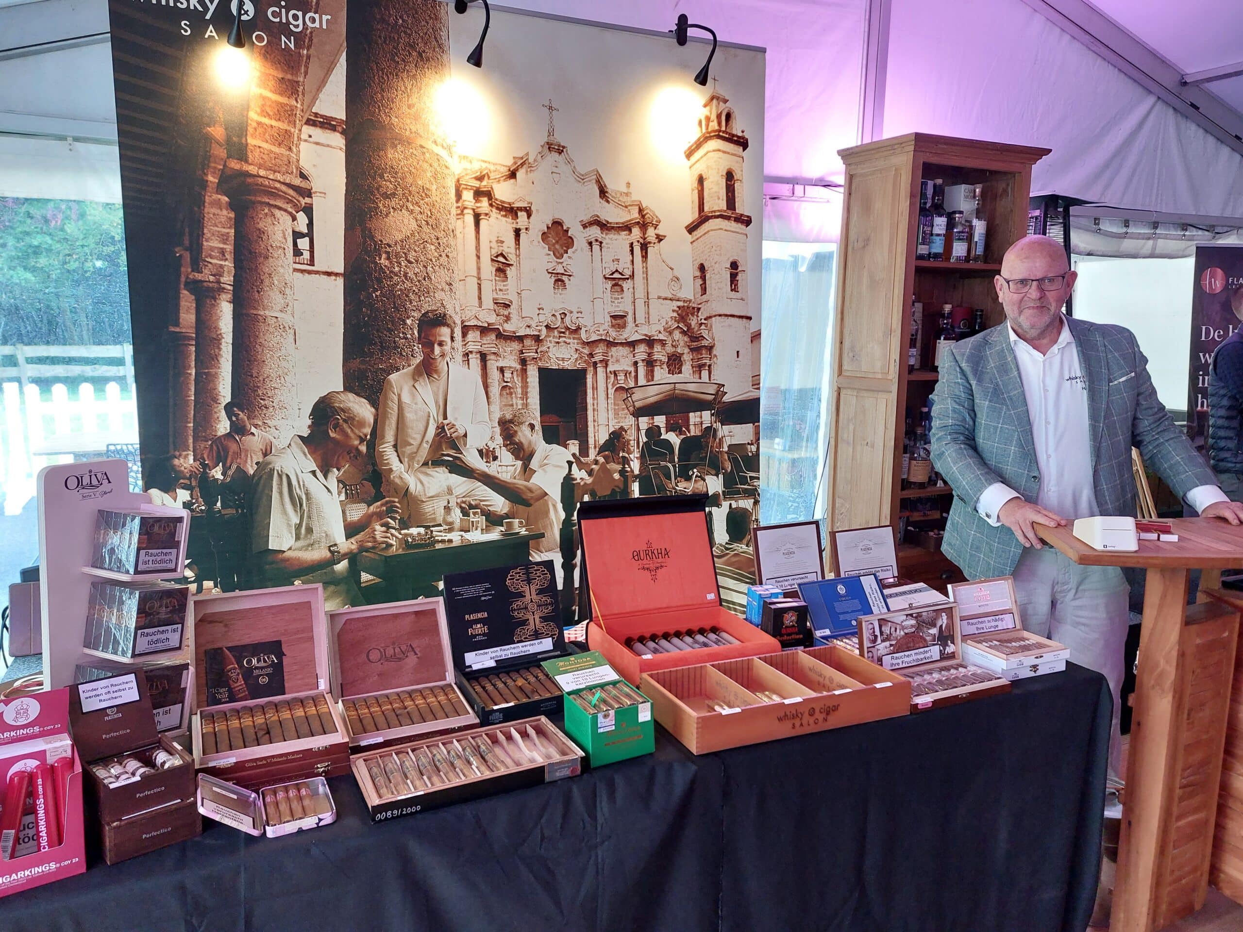whisky & cigar salon beim Dressurturnier, mit einer breiten Auswahl an Zigarren und Single Malts.