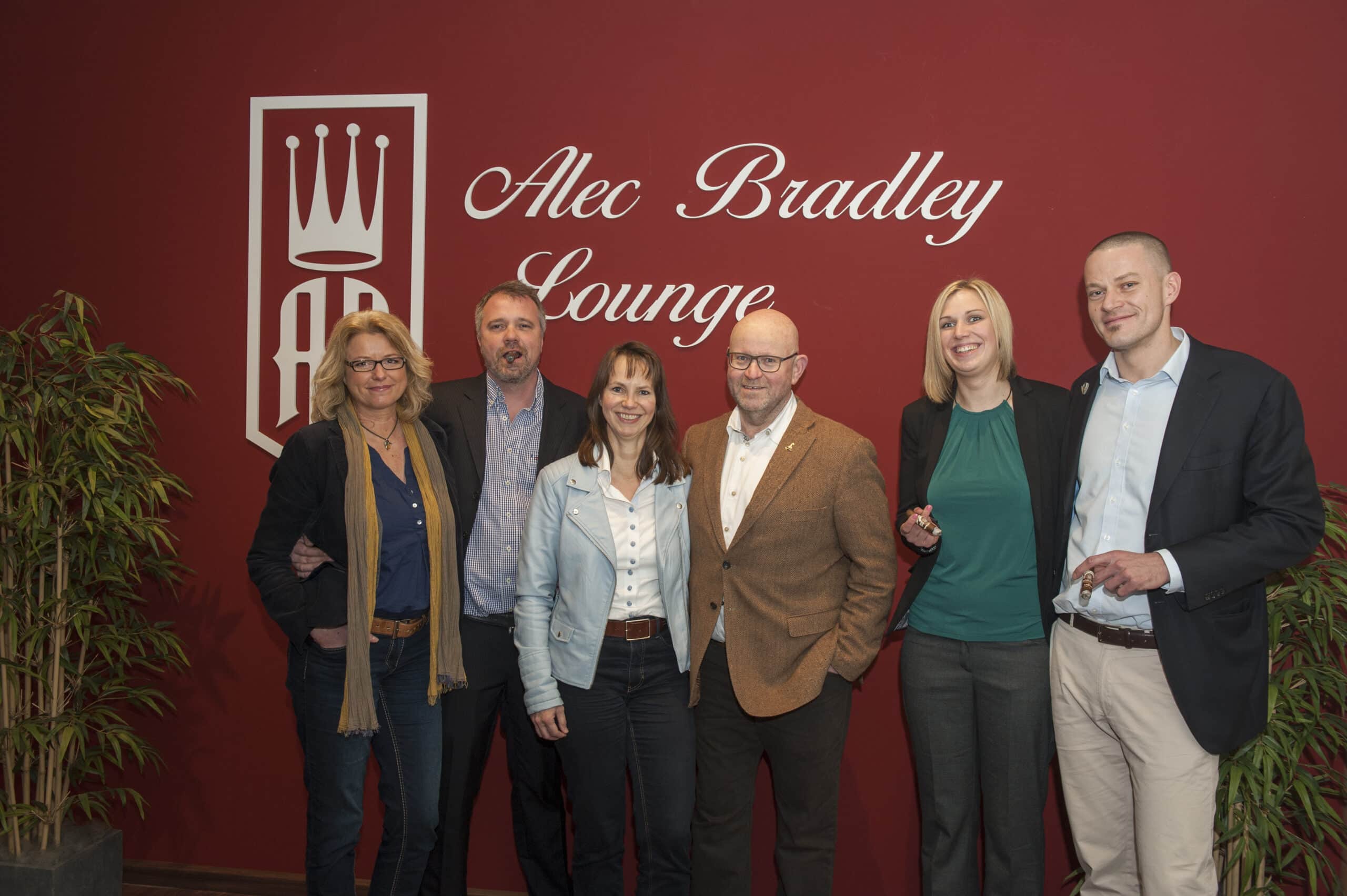 Zur Eröffnung der Alec Bradley Lounge 2016: Gruppenbild Wolfertz & Han, Claudia