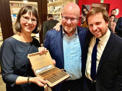 Fred Vandermaliere und Han Hilderink vom whisky & cigar salon präsentieren die exklusive Oliva Lounge Zigarre.