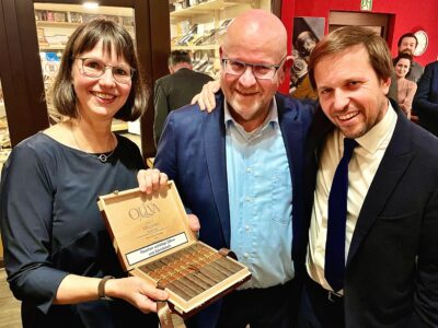 Fred Vandermaliere und Han Hilderink vom whisky & cigar salon präsentieren die exklusive Oliva Lounge Zigarre.