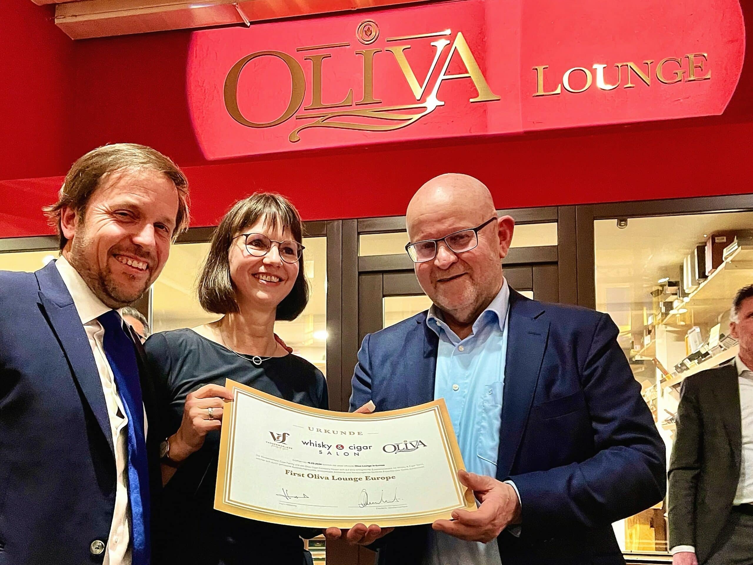 Fred Vandermaliere (CEO VCF, Inhaber von Oliva Cigars) und Han Hilderink präsentieren die Urkunde zur First Oliva Lounge Europe.