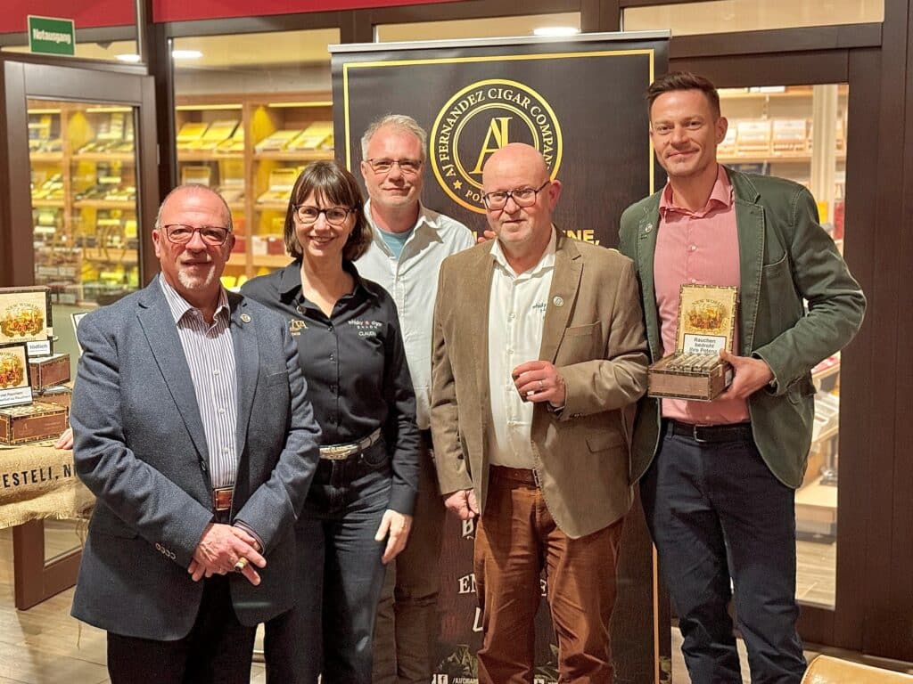 Gruppenbild mit Dame: Steven Kron (AJ Fernandez), Claudia Eilers & Han Hilderink (whisky & cigar salon), Thorsten Wolfertz und Maik Heilig von VCF Woermann