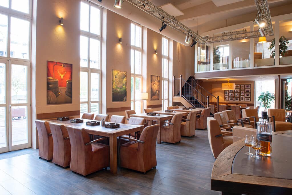 Blick in die Zigarren-Lounge des whisky & cigar salon, Tische und Sitzgruppen.