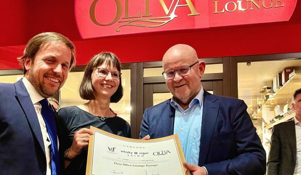 Fred Vandermaliere (CEO VCF, Inhaber von Oliva Cigars) und Han Hilderink präsentieren die Urkunde zur First Oliva Lounge Europe.