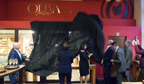 Eröffnung der Oliva Lounge: Das Tuch fällt und enthüllt das Logo.
