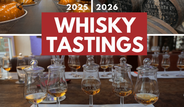 Whisky Distillery, Whisky-Fasser und 5 gefüllte Whisky-Gläser für ein Tasting im whisky & cigar salon.