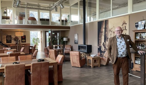 Han Hilderink in der Lounge vom whisky & cigar salon