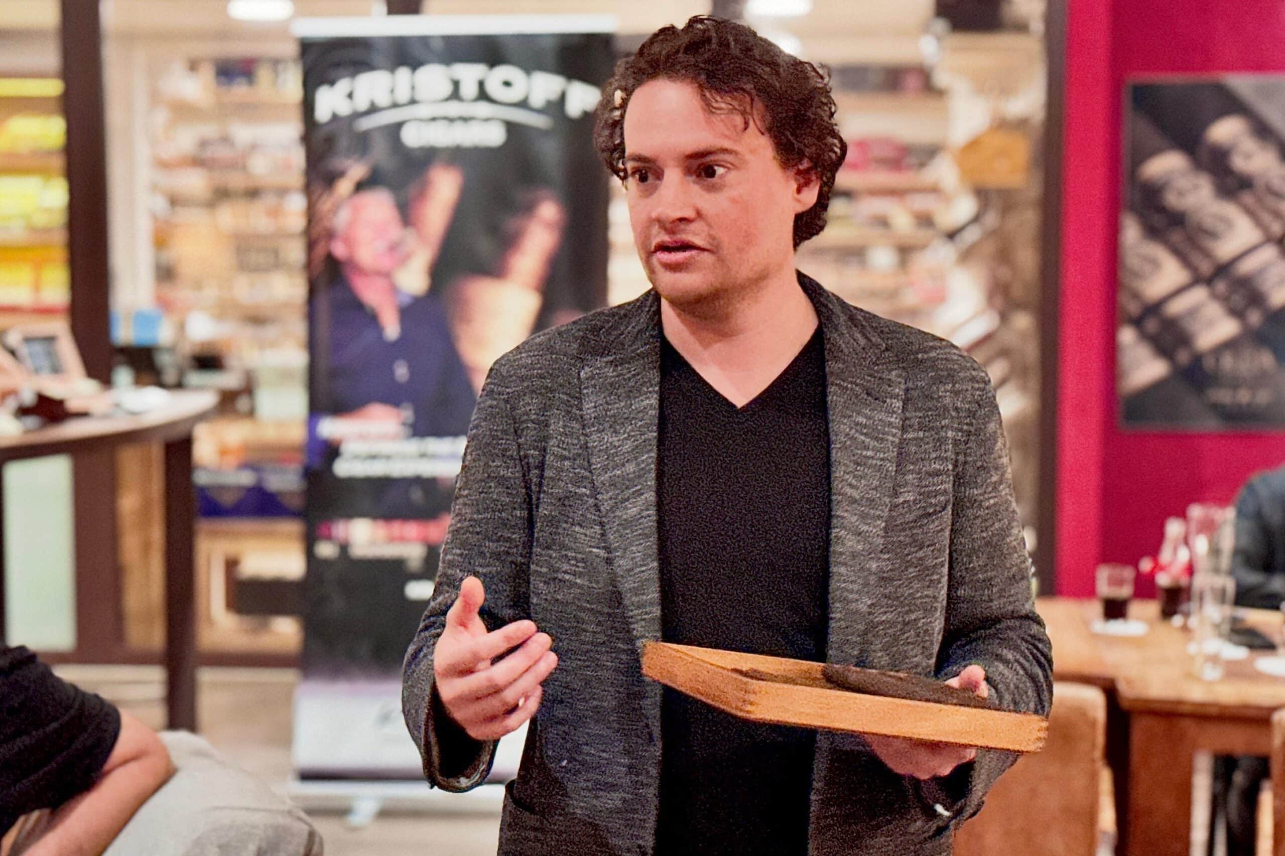Jarrid Trudeau präsentiert Kristoff Cigars beim Event in der Zigarrenlounge vom whisky & cigar salon in Gronau