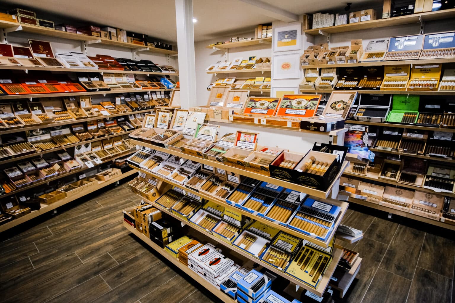 Blick in den Humidor mit Zigarren vom whisky & cigar salon.