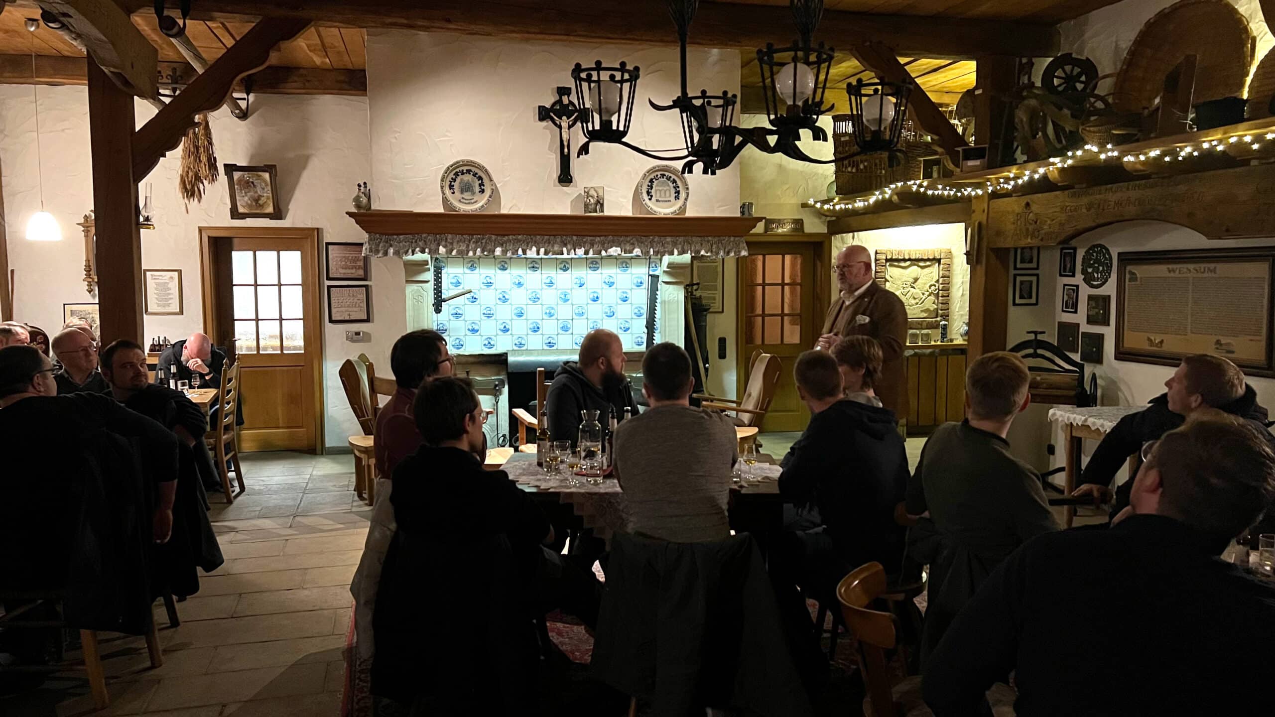 Menschen beim Whisky Tasting im Heimatverein Wessum